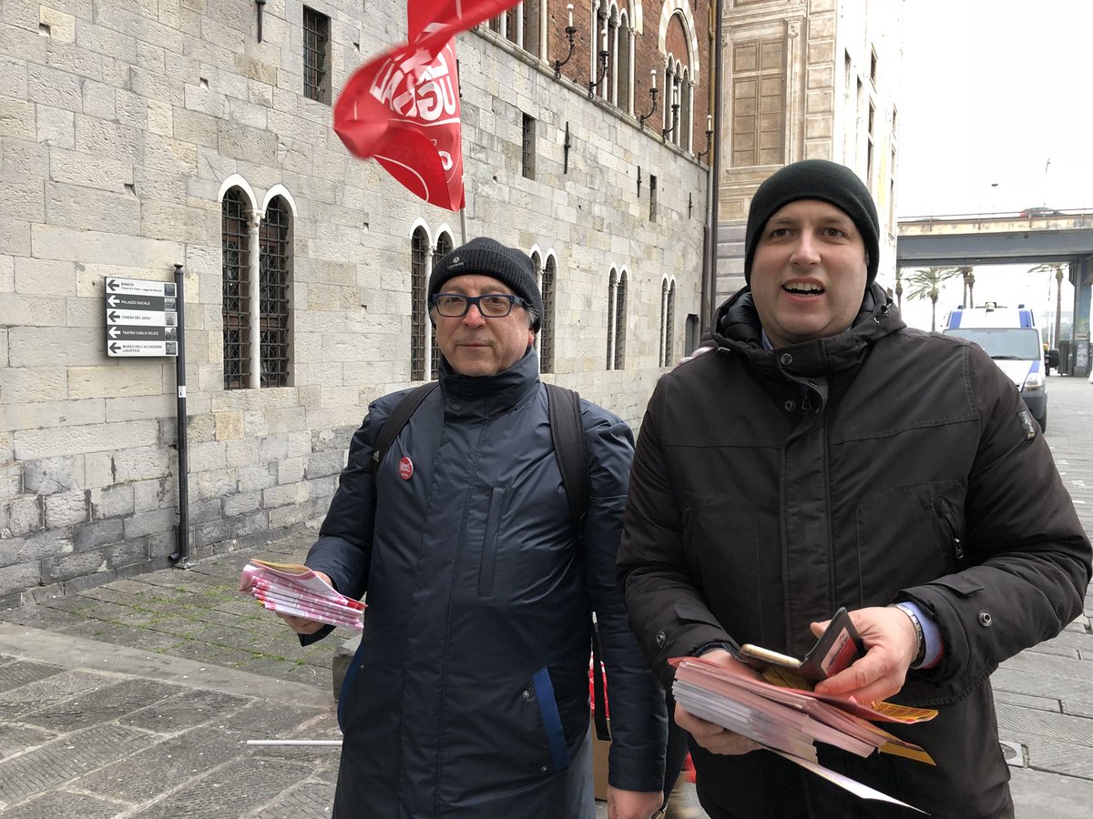 michelataxistro's tweet photo. Non è un sorriso: sono i denti che si sono inchiodati per il gelo a Genova ma per l’amico @lucapasto71 lo abbiamo fatto volentieri
ps @Gianpymalatesta stava chiamando #ilsaggio @SSnaporaz spostato in piazza

#volantinaggio #facsimile #ilfuturononaspetta
@LeU_news @liberi_uguali https://t.co/kdMgxFxaDk