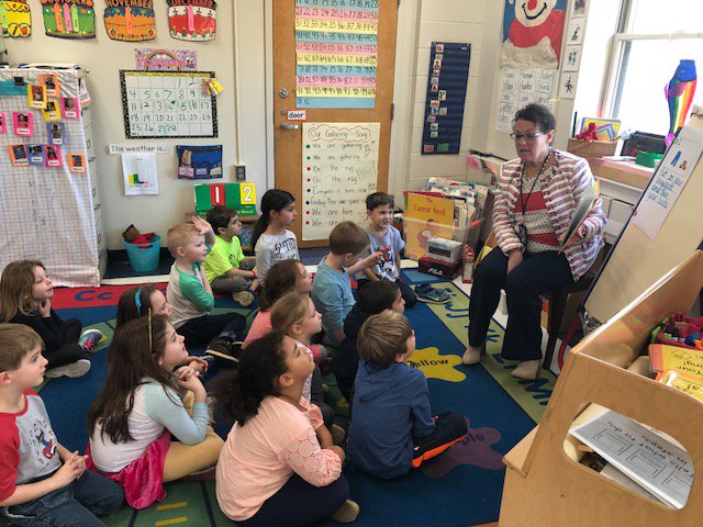 VESYork's tweet photo. Our very own principal Mrs. Hutchins took time to read in Mrs. Collins' room for the #ReadtoME Challenge! #DrSeuss #ReadAcrossAmerica #YSDMindset https://t.co/kvWLXwPVOP