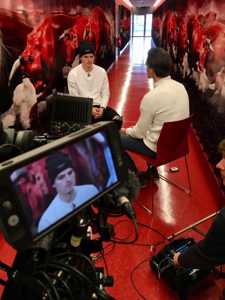MatthiasBerger_'s tweet photo. Erfolgreicher Drehtag mit Paul #Scharner bei @DieRotenBullen in #Leipzig. Großes Danke an Marcel #Sabitzer, Ralph #Hasenhüttl, Stefan #Ilsanker und Konrad #Laimer - zu sehen ab morgen @ServusTV https://t.co/3k3aPZ7JV8