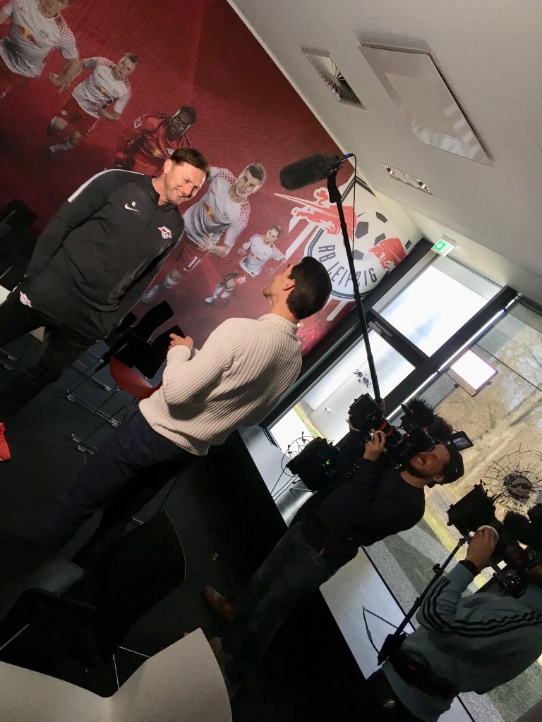MatthiasBerger_'s tweet photo. Erfolgreicher Drehtag mit Paul #Scharner bei @DieRotenBullen in #Leipzig. Großes Danke an Marcel #Sabitzer, Ralph #Hasenhüttl, Stefan #Ilsanker und Konrad #Laimer - zu sehen ab morgen @ServusTV https://t.co/3k3aPZ7JV8