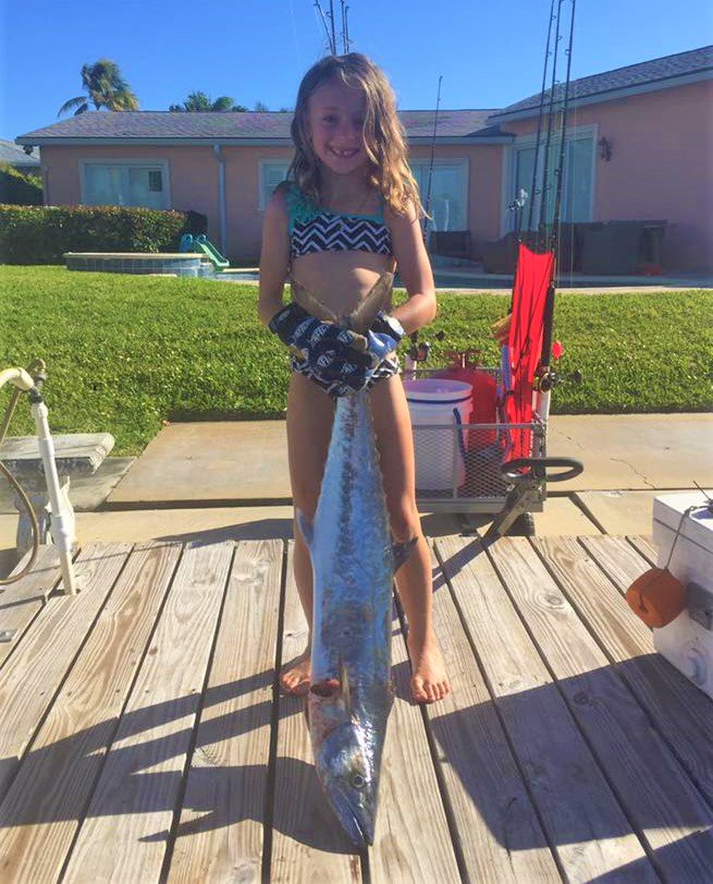_Darcizzle_'s tweet photo. RETWEET for ladies that fish! Marlynn with her first kingfish, a 16lber! Pronounced "Marlin!" #fishing https://t.co/427mP7tzzm