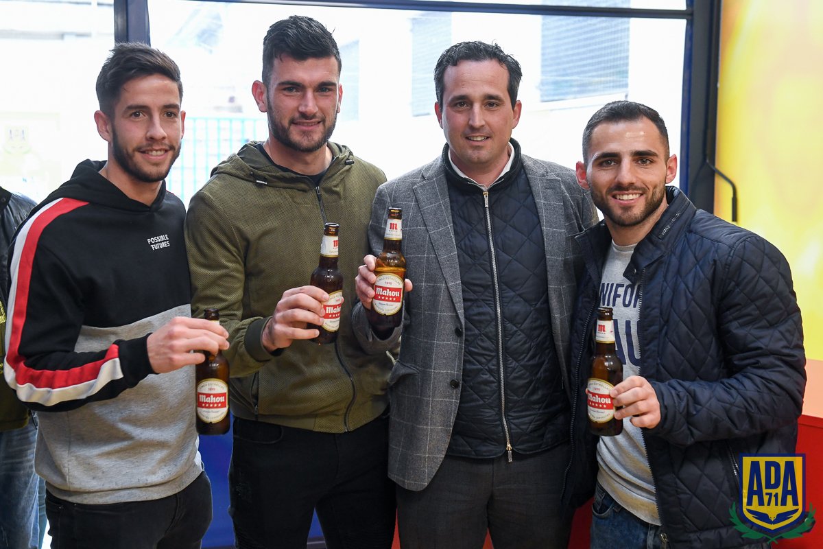 AD_Alcorcon's tweet photo. SOCIAL| Pistoletazo de salida, junto a @futbolmahou, del proyecto "Bares Amigos" 😃 Muy muy contentos de seguir acercando la #ADA a todos los ciudadanos de #Alcorcón! ➡️ https://t.co/2MrjHsuE95 

Brindemos, amigos, con una buena @mahou_es 🍻 #ADAMahou https://t.co/7TqUEOh9cv