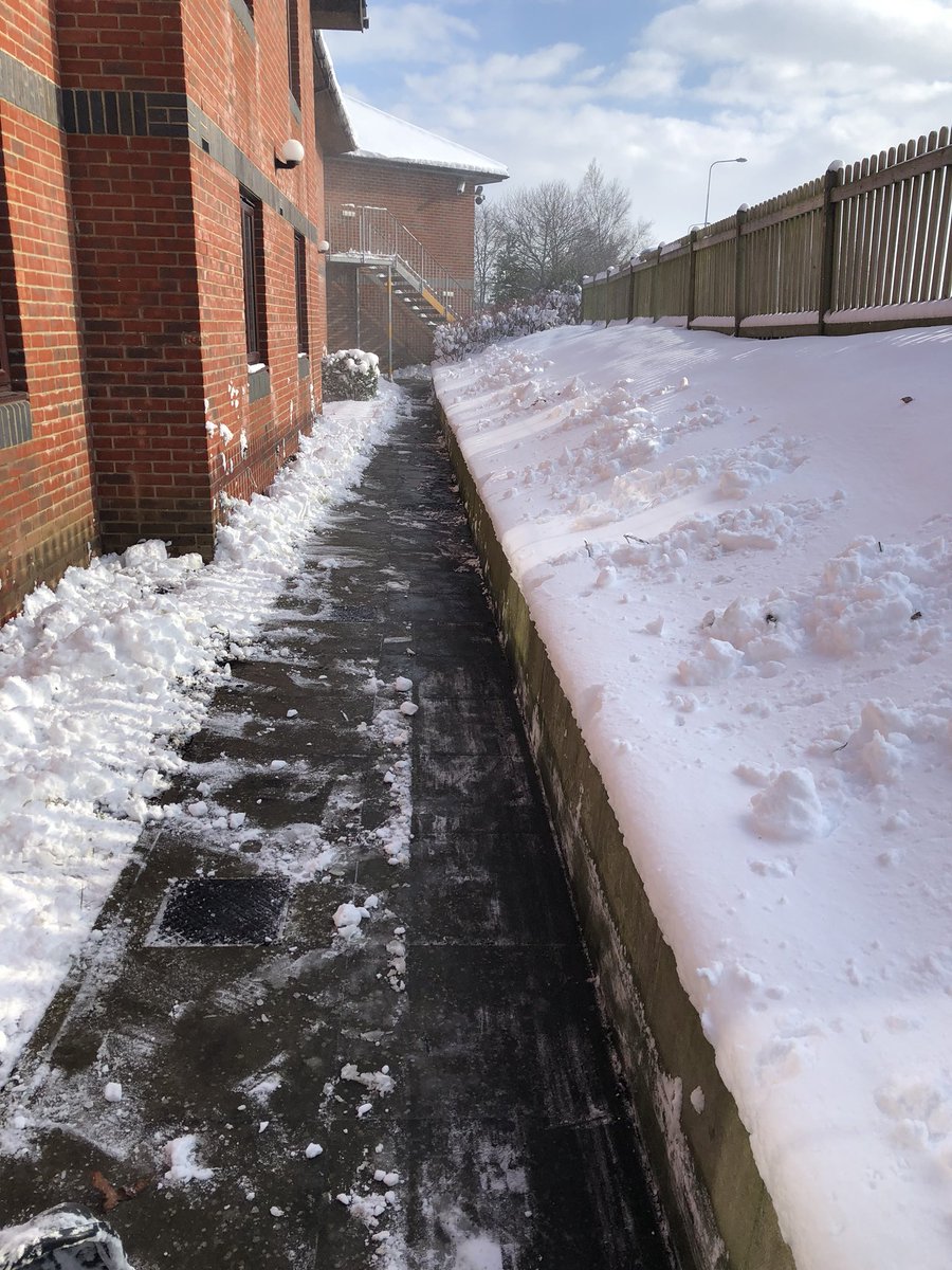 Ensuring all our guests stay safe in the snow ☃️❄️   <a href="/NewboldElaine/">Elaine Newbold</a> <a href="/SDEBDD/">simon ewins</a>