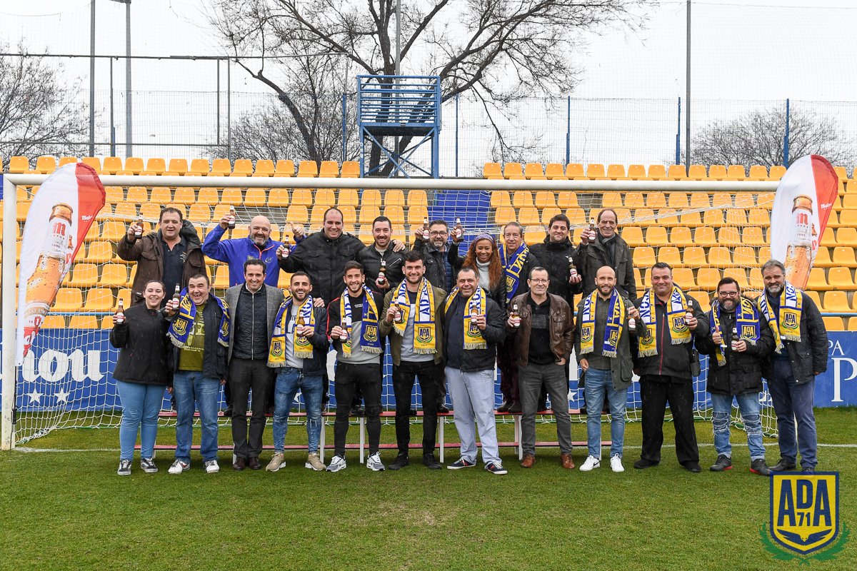 AD_Alcorcon's tweet photo. SOCIAL| Pistoletazo de salida, junto a @futbolmahou, del proyecto "Bares Amigos" 😃 Muy muy contentos de seguir acercando la #ADA a todos los ciudadanos de #Alcorcón! ➡️ https://t.co/2MrjHsuE95 

Brindemos, amigos, con una buena @mahou_es 🍻 #ADAMahou https://t.co/7TqUEOh9cv