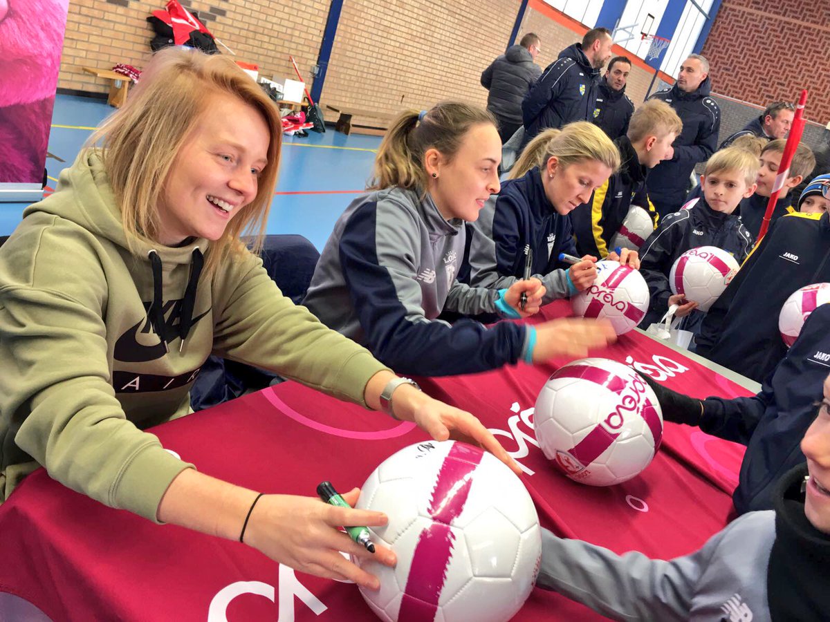 LOSC_Feminines's tweet photo. 📸 dans le cadre d’une action avec #Apreva et le club de #Sequedin, @rachelsaidi6 @JustineBauduin8 et Floriane Azem ont participé à une séance de dédicaces ce mercredi après-midi 🖍 https://t.co/H3iEO2WM7K