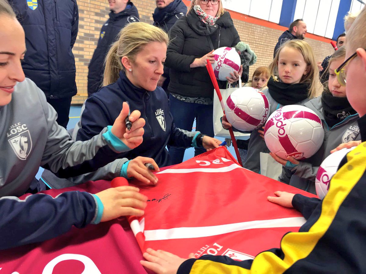 LOSC_Feminines's tweet photo. 📸 dans le cadre d’une action avec #Apreva et le club de #Sequedin, @rachelsaidi6 @JustineBauduin8 et Floriane Azem ont participé à une séance de dédicaces ce mercredi après-midi 🖍 https://t.co/H3iEO2WM7K