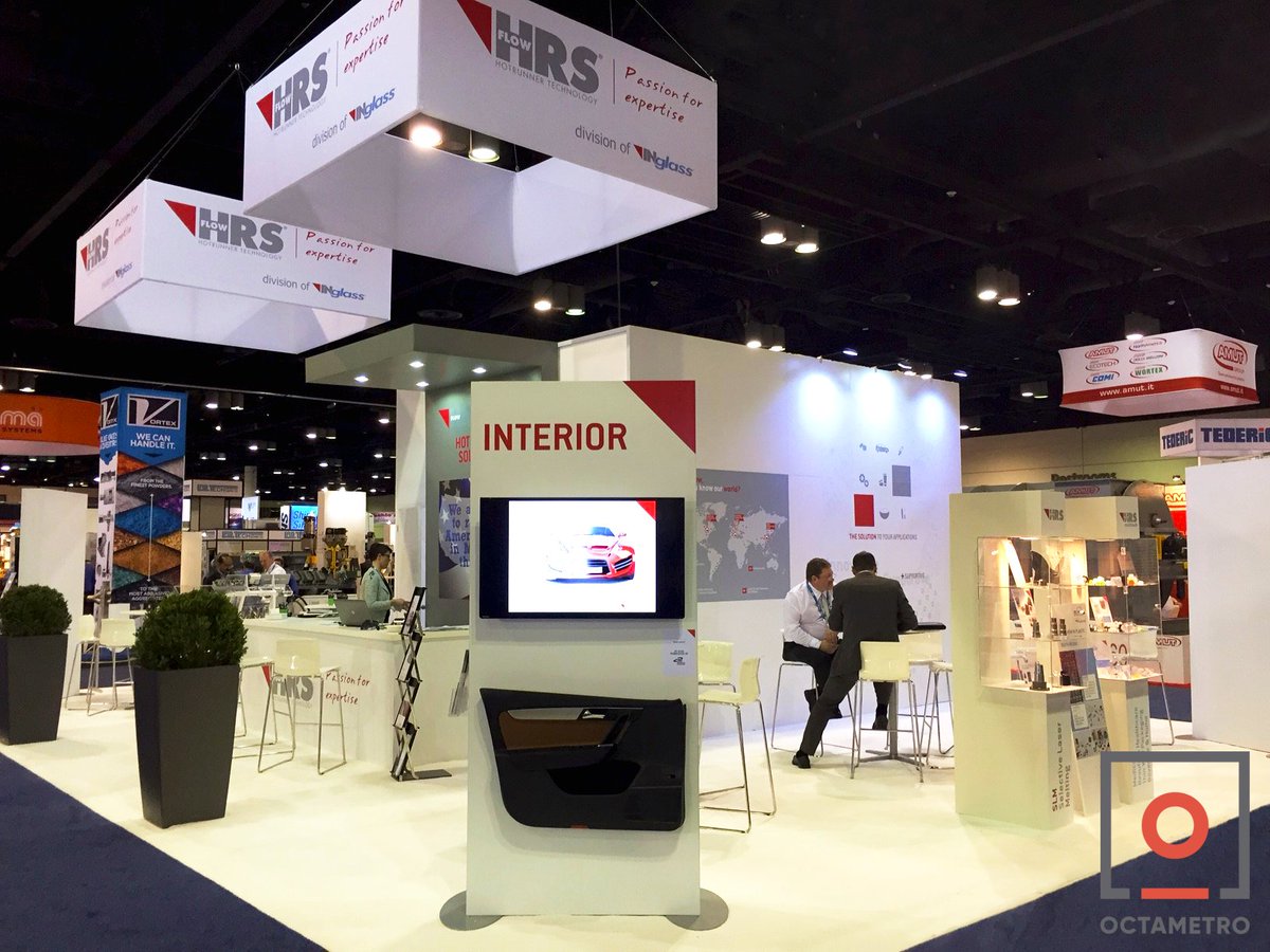 Octametro's tweet photo. A #tradeshowdisplay for #HRSFlow at the #PlasticsShow in #Orlando. We used graphic prints on the aluminum frame and hanging signs to create a larger visual. We provided and installed the LCD screens and the furniture as well. #Octametro https://t.co/HQ4da3wyDa