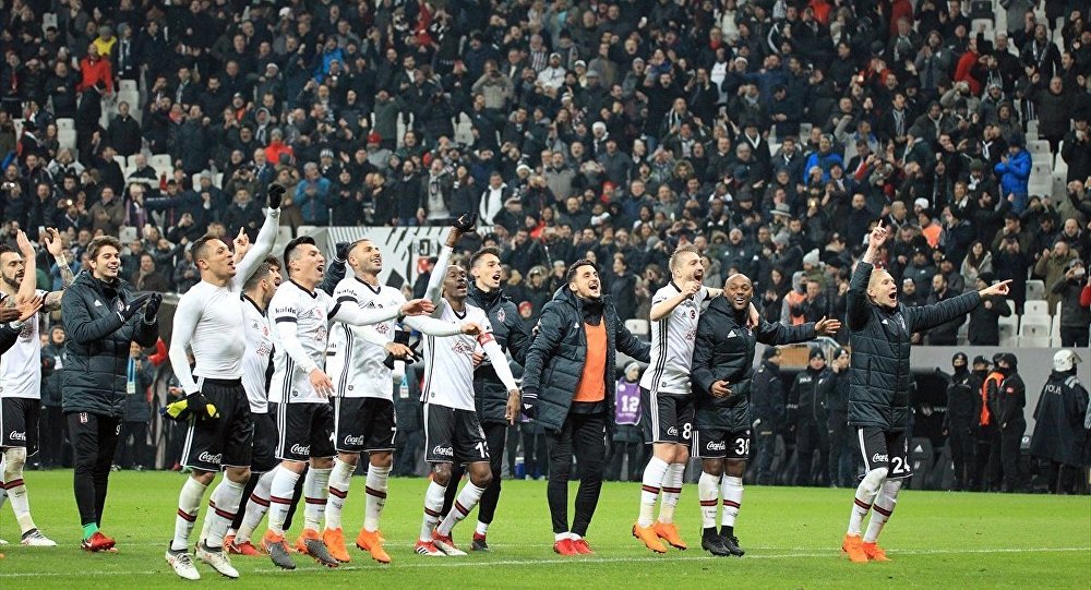 sputnik_TR's tweet photo. Beşiktaş yönetiminde şarkı krizi: ‘Mini mini bir kuş donmuştu’ neden çalındı?
https://t.co/QDIurbRKMR https://t.co/PJxF3OMCLl