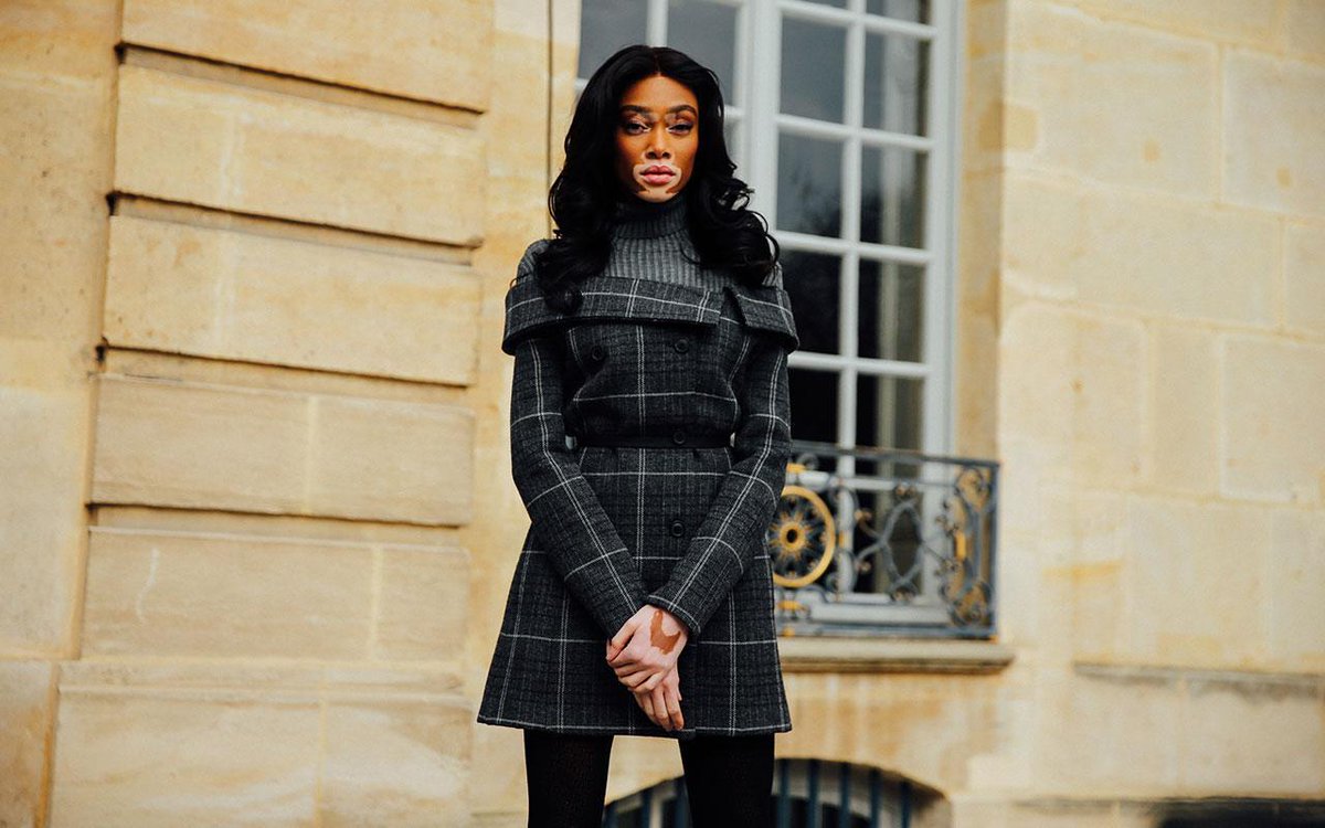 vogue_italia's tweet photo. Anche la modella @winnieharlow è volata a Parigi per la Fashion Week #PFW #ModelsLook https://t.co/zuyYn3ygx4 https://t.co/R3WtiCKQln