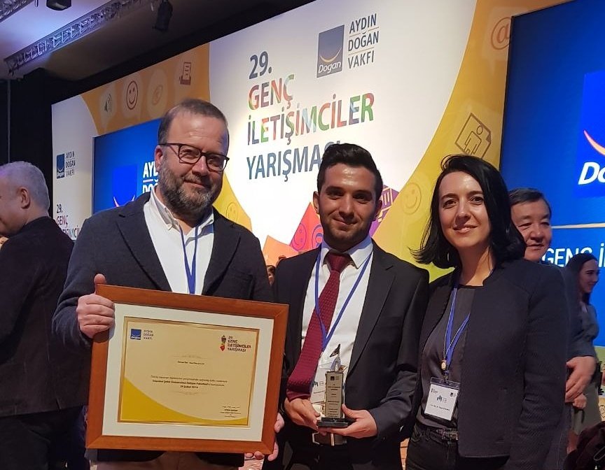 sehir_iletisim's tweet photo. Ödül gecesi: 29. Genç İletişimciler Yarışmasında Kısa Film Dalında Birincilik Ödülünü kazanan Şehir İletişim'den Ramazan Kılıç'ın heyecanına CTV Bölüm Başkanı Nezih Erdoğan ve Özge Özyılmaz ortak oldu. Tebrikler Ramazan Kılıç @SehirCTV @SehirUniversite https://t.co/lp3BjusGMM