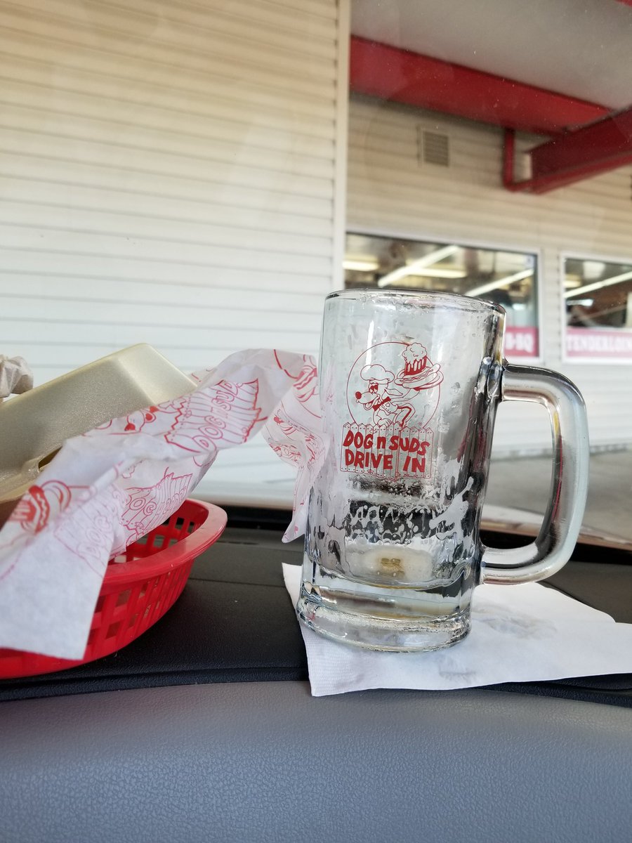 Flintlocker's tweet photo. Don't fix me any lunch. I'm not hungry.
#DogNSuds #NowItsSpring #RootBeer https://t.co/MSSwOvub4S