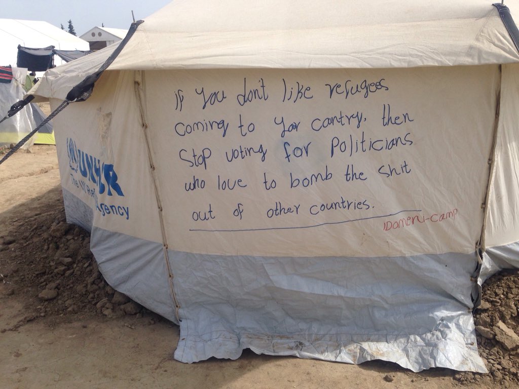 Hvernig væri að taka á móti einum einstaklingi á flótta fyrir hverja sprengju sem við höfum flutt til heimalanda þeirra? Myndina tók ég í flóttamannabúðum í Idomeni 2016 #barahugmynd #engahelvítisdrápstólaflutninga #lausnin