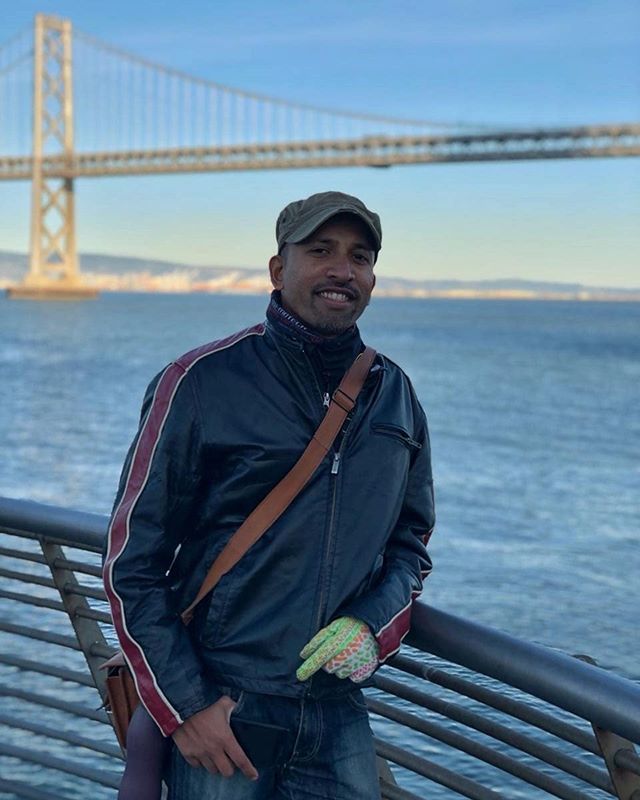 How do you like my glove? ;) #gotnostyle #sfbaybridge #bluesky #sflove #sunsetwalk #sanfrancisco #happy #bridgesofinstagram #gardeninggloves #leatherlove #travelpics #portraitphotography #portraitmode #iphone8plus ift.tt/2F3k7qz