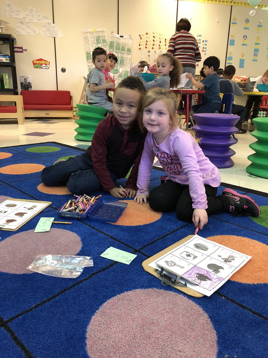 QuinonesKinder's tweet photo. Creating word family puzzles for at home practice! Parents- look for them in folders tomorrow! #marbrookimmersion #GoMarbrookDolohins https://t.co/BH9lHRqNOB
