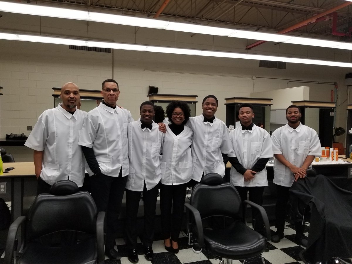 Check out how students at @PrincipalDM learnstyling techniques & barbershop sanitation and safety at school! 💈💇
on.wusa9.com/2Fctjfe