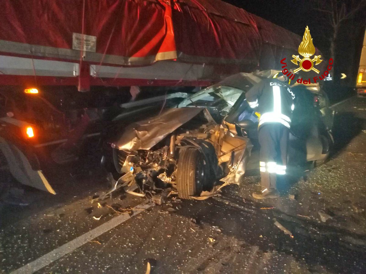 vvfveneto's tweet photo. #28febbraio 18:40 #Caposile(VE) incidente tra un’auto e un camion: un ferito soccorso dai #vigilidelfuoco e @SUEM_Veneto #soccorsiquotidiani https://t.co/9frv3MyIZP