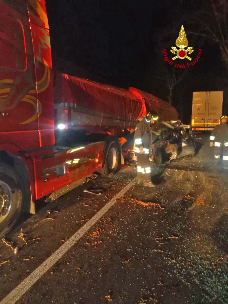 vvfveneto's tweet photo. #28febbraio 18:40 #Caposile(VE) incidente tra un’auto e un camion: un ferito soccorso dai #vigilidelfuoco e @SUEM_Veneto #soccorsiquotidiani https://t.co/9frv3MyIZP
