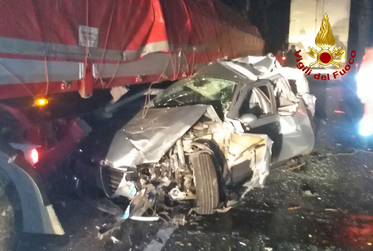 vvfveneto's tweet photo. #28febbraio 18:40 #Caposile(VE) incidente tra un’auto e un camion: un ferito soccorso dai #vigilidelfuoco e @SUEM_Veneto #soccorsiquotidiani https://t.co/9frv3MyIZP