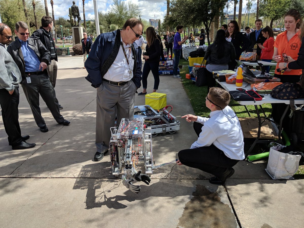 cocorobo's tweet photo. We're demoing robots and talking to legislators on the Lawn! #omgrobots #firstinpires #makeitloud https://t.co/qtHPUjav9v