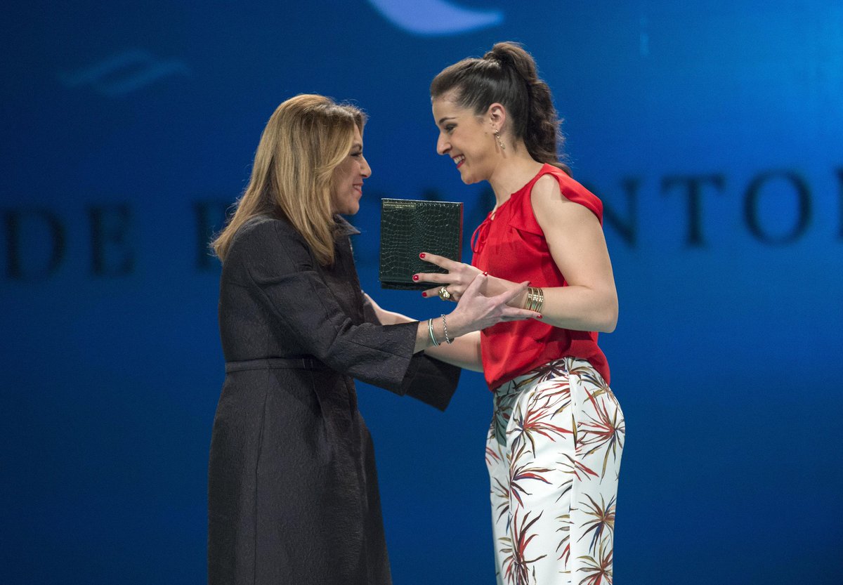 CarolinaMarin's tweet photo. Feliz día de Andalucía! Emocionada por haber recibido hoy la medalla de Andalucía 💚⚪💚 GRACIAS! 🏅 https://t.co/zMZFI5TWgA