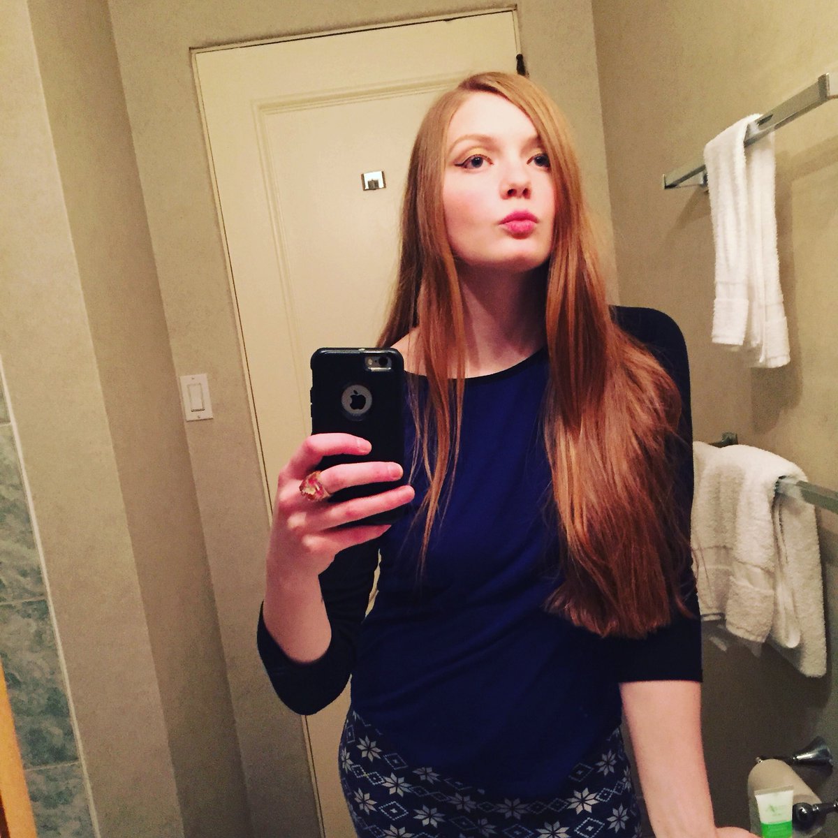 rebecca_lappa's tweet photo. #hotelbathroomselfiegameonpoint see you tonight #saultsaintemarie @ShootersSSM ! #womeninmusic #traveling #ontour https://t.co/pz895sSlOB