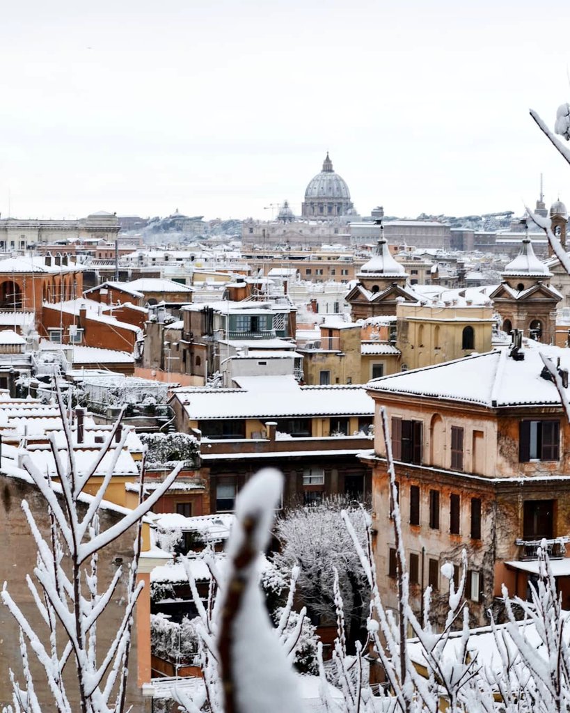 pochispicci_'s tweet photo. Queste sono alcune delle foto che abbiamo pubblicato su Instagram. (@pochispiccieunacartina). Domani speriamo di svegliarci di nuovo così 😍 #nevearoma #roma #burian @igersroma @igerslazio @igersItalia https://t.co/BkRUNc3ZnJ