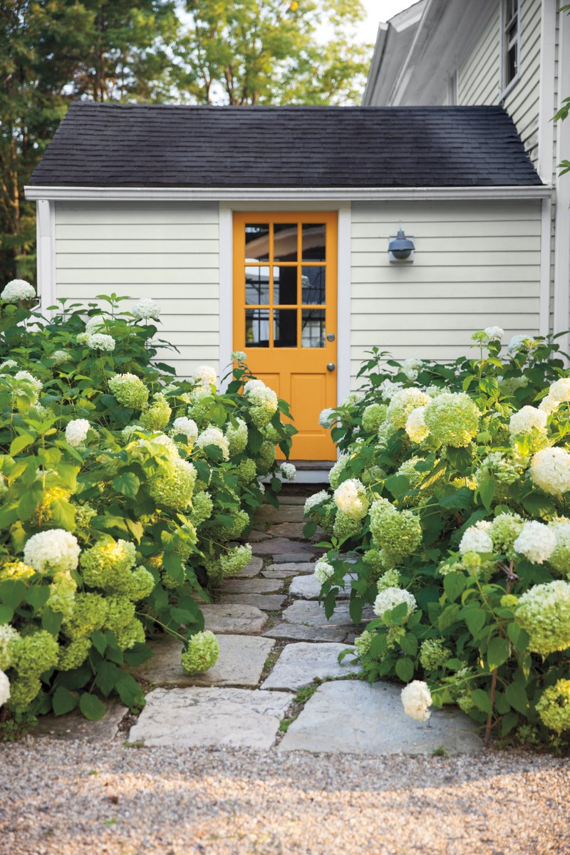 Benjamin_Moore's tweet photo. Spring is approaching, who has started dreaming about their outdoor projects? https://t.co/MMWOS1A5VG https://t.co/p4sPEVeLi4