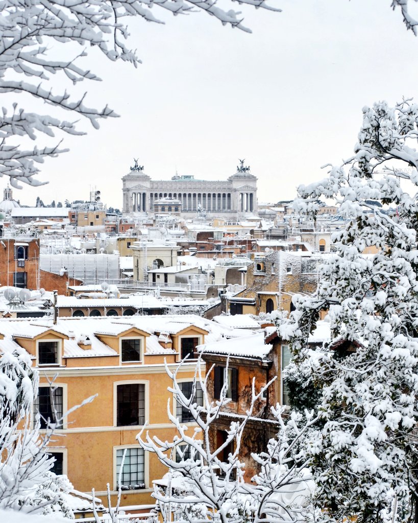 pochispicci_'s tweet photo. Queste sono alcune delle foto che abbiamo pubblicato su Instagram. (@pochispiccieunacartina). Domani speriamo di svegliarci di nuovo così 😍 #nevearoma #roma #burian @igersroma @igerslazio @igersItalia https://t.co/BkRUNc3ZnJ