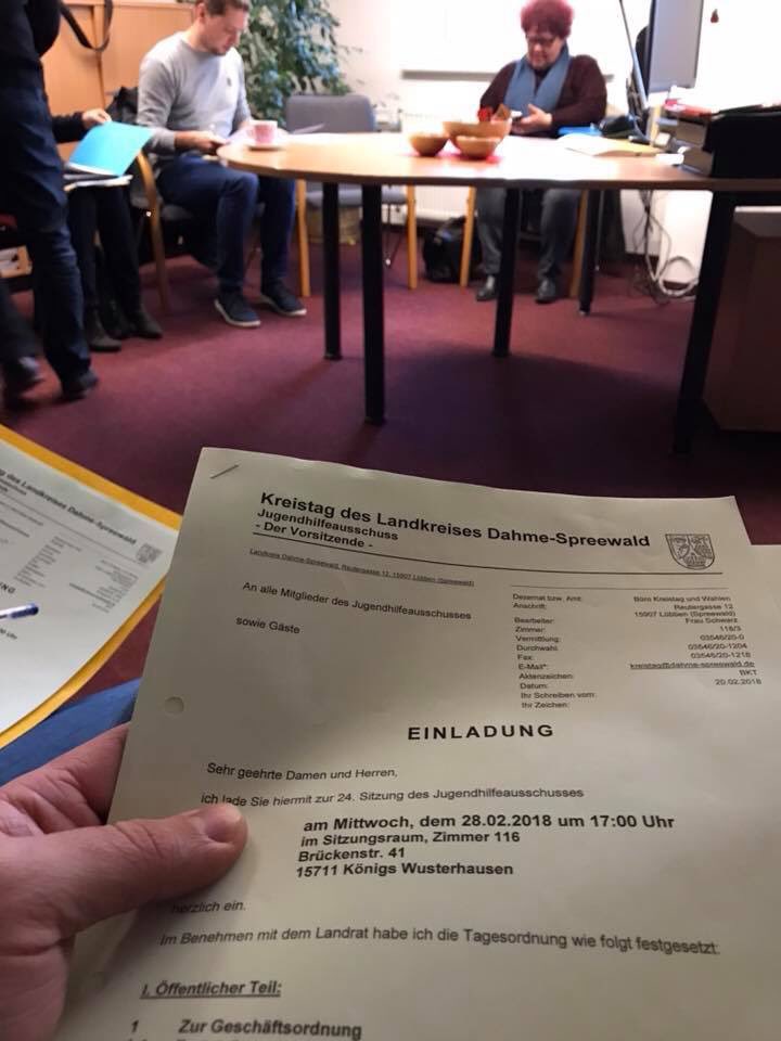 Schlüssellos in KWh: dann tagen wir eben mit dem Jugendhilfeausschuß &amp; <a href="/oschu66/">Olaf Schulze</a> <a href="/senfomat/">senfomat</a> <a href="/seelig_robert/">Robert Seelig</a> @thomas_irmer nebenan. Gut, wenn man eine Migrationsbeauftragte wie @pretky hat. Fördermittel für Kitas wurden auch votiert: sd.dahme-spreewald.de/show_anlagen.p…