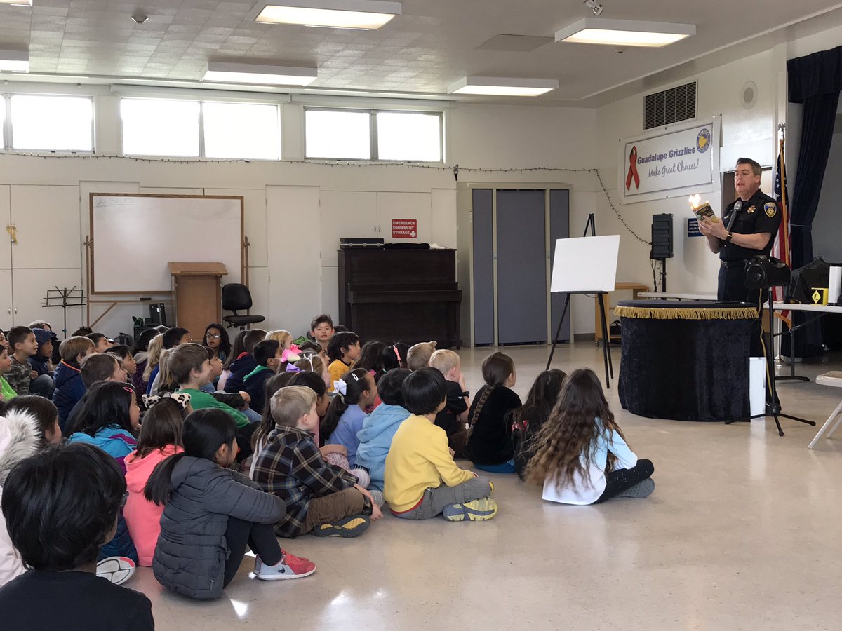 Magic show &amp;a safety tips with officer finch 👮🏻#guadroars