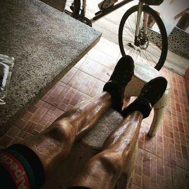 ENITRacingTeam's tweet photo. Teamfahrer Clemens ist zur Zeit mit dem Rad in Thailand unterwegs und holt sich ausreichend Grundlagenkilometer für die neue Saison. Hier macht er gerade auf einer kräftezehrenden 170km Etappe Pause, um sich von den klimatischen Strapazen zu erholen.
#th… https://t.co/YSs8VpjVkd https://t.co/JRypPEIQWC