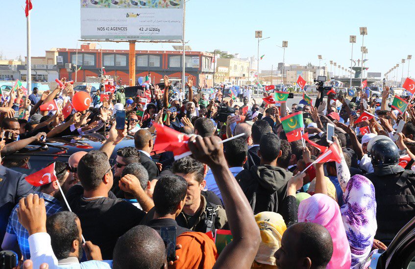 tcbestepe's tweet photo. Cumhurbaşkanı Erdoğan, Afrika ziyaretinin ikinci durağı olan Moritanya Cumhurbaşkanlığı Sarayına gelişinde, yol güzergâhı üzerinde kendisini bekleyen Moritanyalılar tarafından sevgi gösterileriyle karşılandı. https://t.co/qItB6Nx7WT