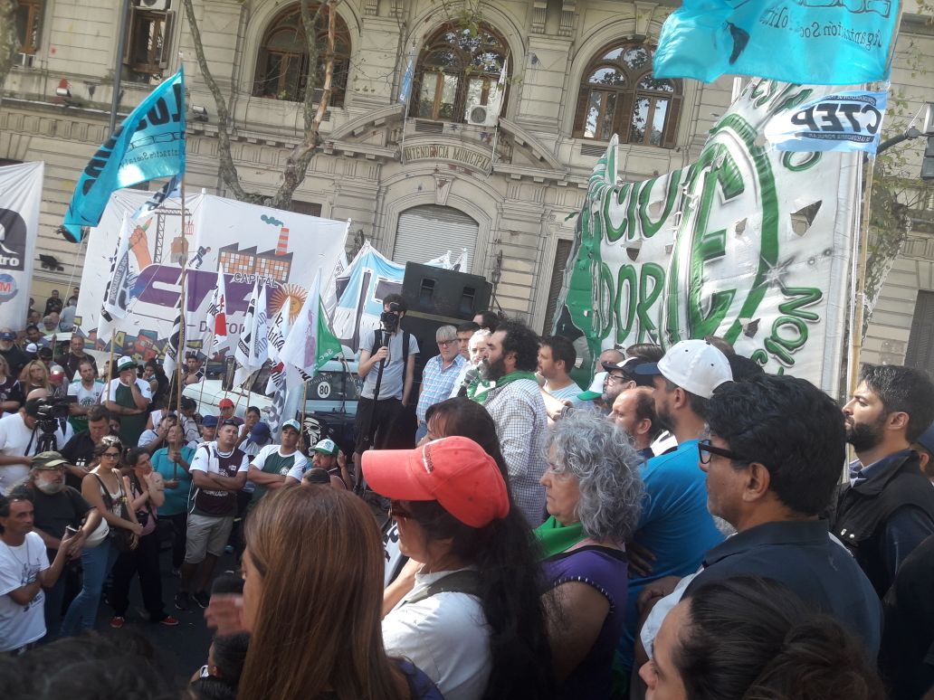 asambleacanal's tweet photo. #AHORA Multitudinaria marcha contra los despidos y el ajuste. Dentro del Ministerio de Hacienda continúa la permanencia pacífica por la reincorporación de lxs 24 despedidxs del Canal de la Ciudad y las 10 de Secretaría de Integración Social y Urbana (Villa 31). #LarretaDespide https://t.co/j4w4lkD9tZ