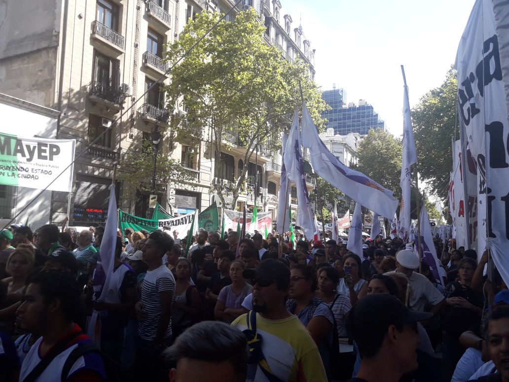 asambleacanal's tweet photo. #AHORA Multitudinaria marcha contra los despidos y el ajuste. Dentro del Ministerio de Hacienda continúa la permanencia pacífica por la reincorporación de lxs 24 despedidxs del Canal de la Ciudad y las 10 de Secretaría de Integración Social y Urbana (Villa 31). #LarretaDespide https://t.co/j4w4lkD9tZ