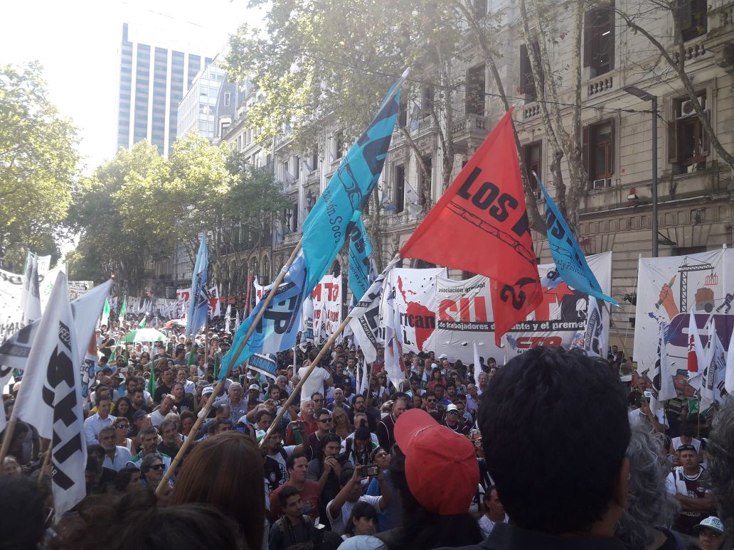 asambleacanal's tweet photo. #AHORA Multitudinaria marcha contra los despidos y el ajuste. Dentro del Ministerio de Hacienda continúa la permanencia pacífica por la reincorporación de lxs 24 despedidxs del Canal de la Ciudad y las 10 de Secretaría de Integración Social y Urbana (Villa 31). #LarretaDespide https://t.co/j4w4lkD9tZ
