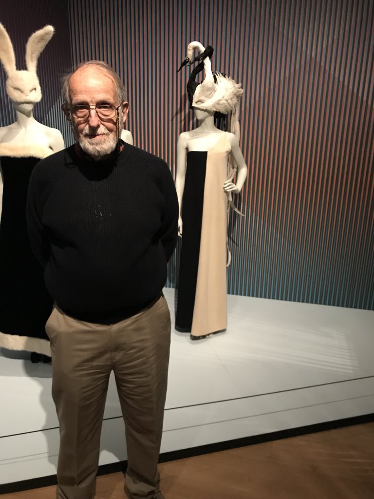 MuseumofCityNY's tweet photo. We welcomed a very special guest to #ModNY today! Photographer Frederick Eberstadt attended Truman Capote’s Black and White Ball with his wife wearing the stunning swan headdress created by Bill Cunningham, now in our collection. #fashionhistory https://t.co/iKSczxRZGO