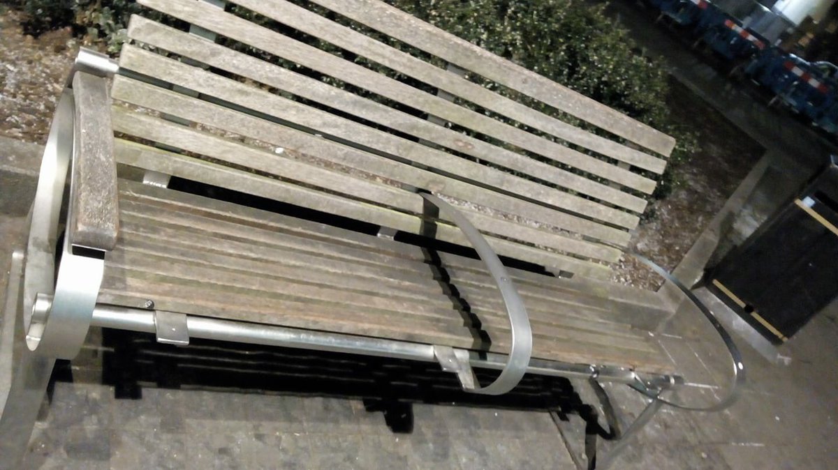 Congrats <a href="/lutoncouncil/">Luton Council</a> for fitting anti homeless bench bars when it’s -6 degrees you bunch of inhumane heartless fucking idiots 🤬😡