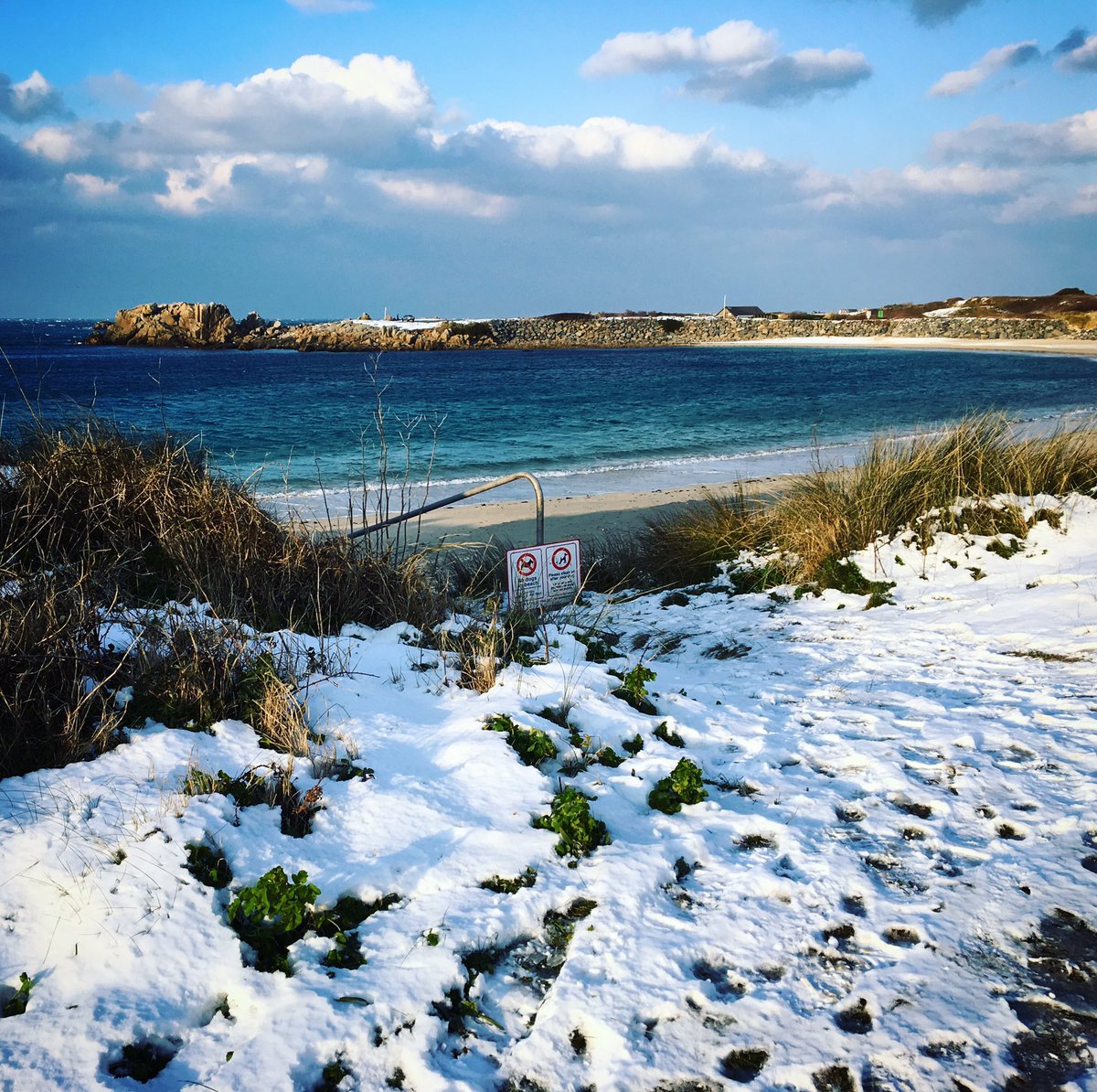 gsybeachguide's tweet photo. Port Soif looking 👌in the snow 
❄️🇬🇬
#guernsey #snowbeach https://t.co/j6SvSx58zj