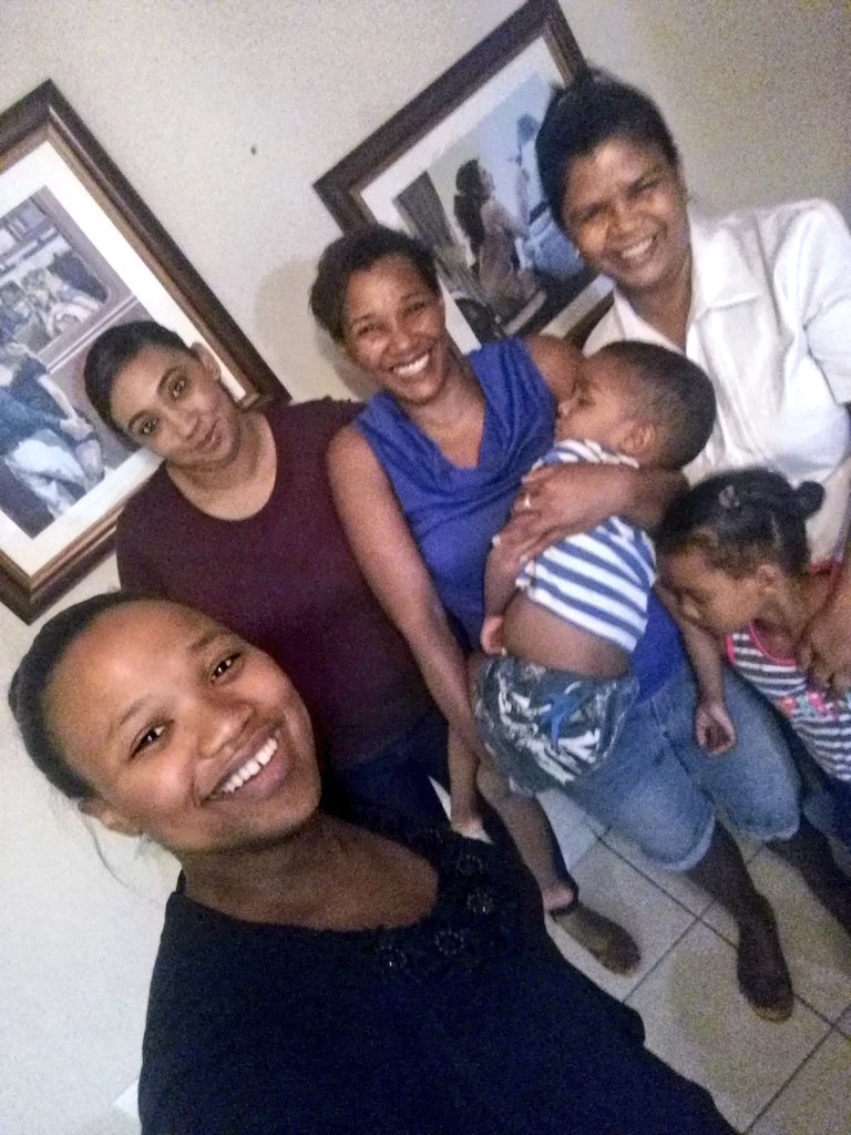siwe_d's tweet photo. Such an amazing time at homecell tonight!! So excited for what God's doing in Greenwood Park!! #D2forJesus #Greater2018 Ps @glennschroder https://t.co/juYF1MrGO5