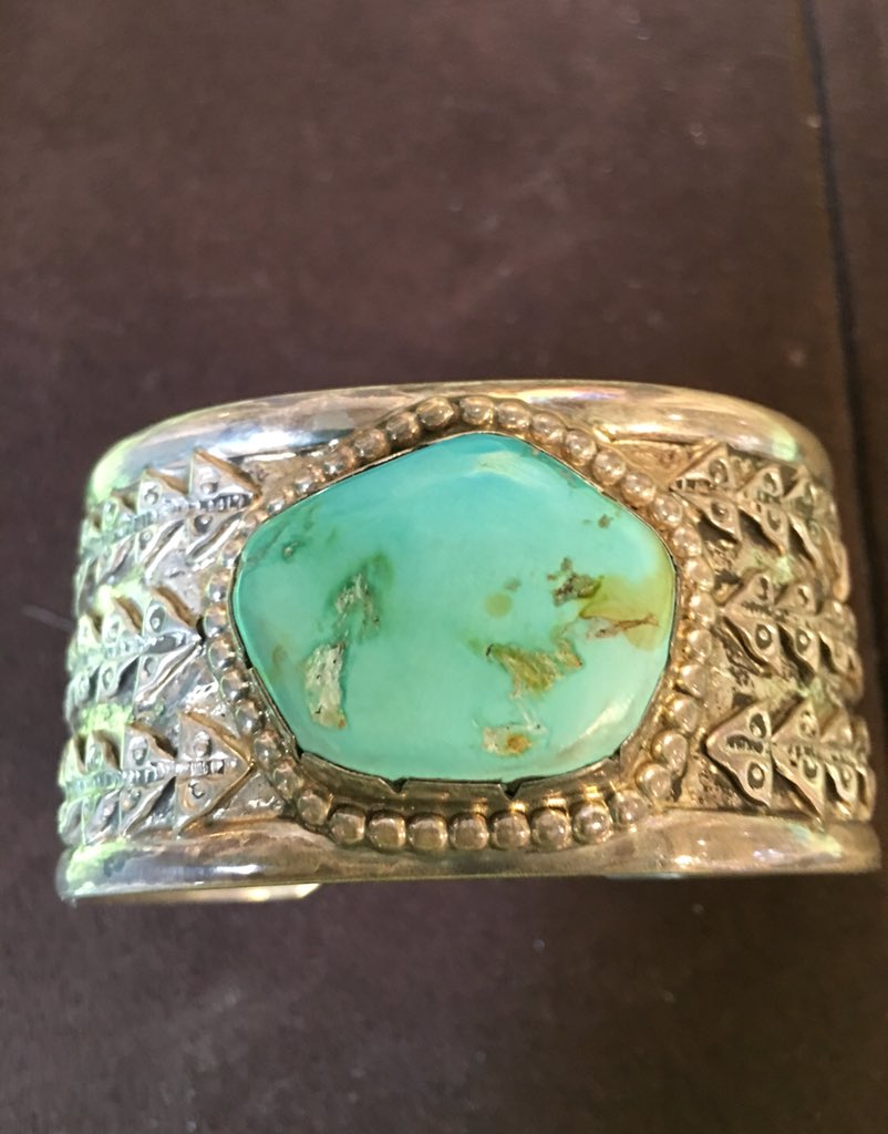 Jacquelinesplac's tweet photo. @Jacquelinesplac loves #turquoise and #silver on #canyonroad  in #SantaFeTrue #NewMexicoTrue. Feel the #healing properties of #turquoise . Call for detail 505-780-1128 https://t.co/Tx5iEqt6c0