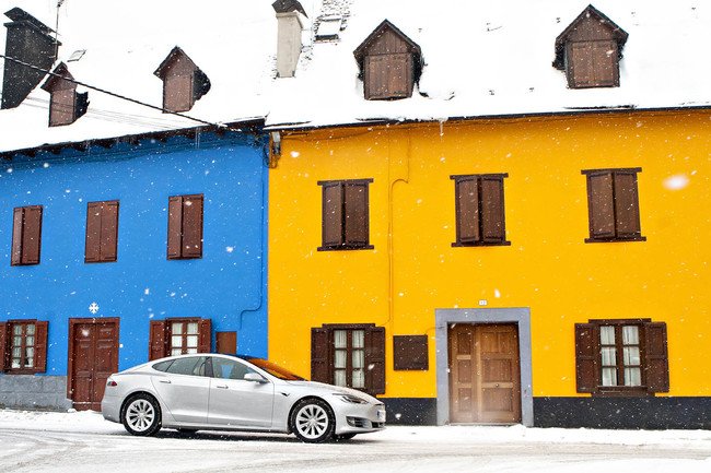 xataka's tweet photo. Probamos el Tesla Model S 100D, el único coche eléctrico con 500 km de autonomía y aceleración de Panamera https://t.co/ktbpqvOZuW https://t.co/dU15LBhvLb