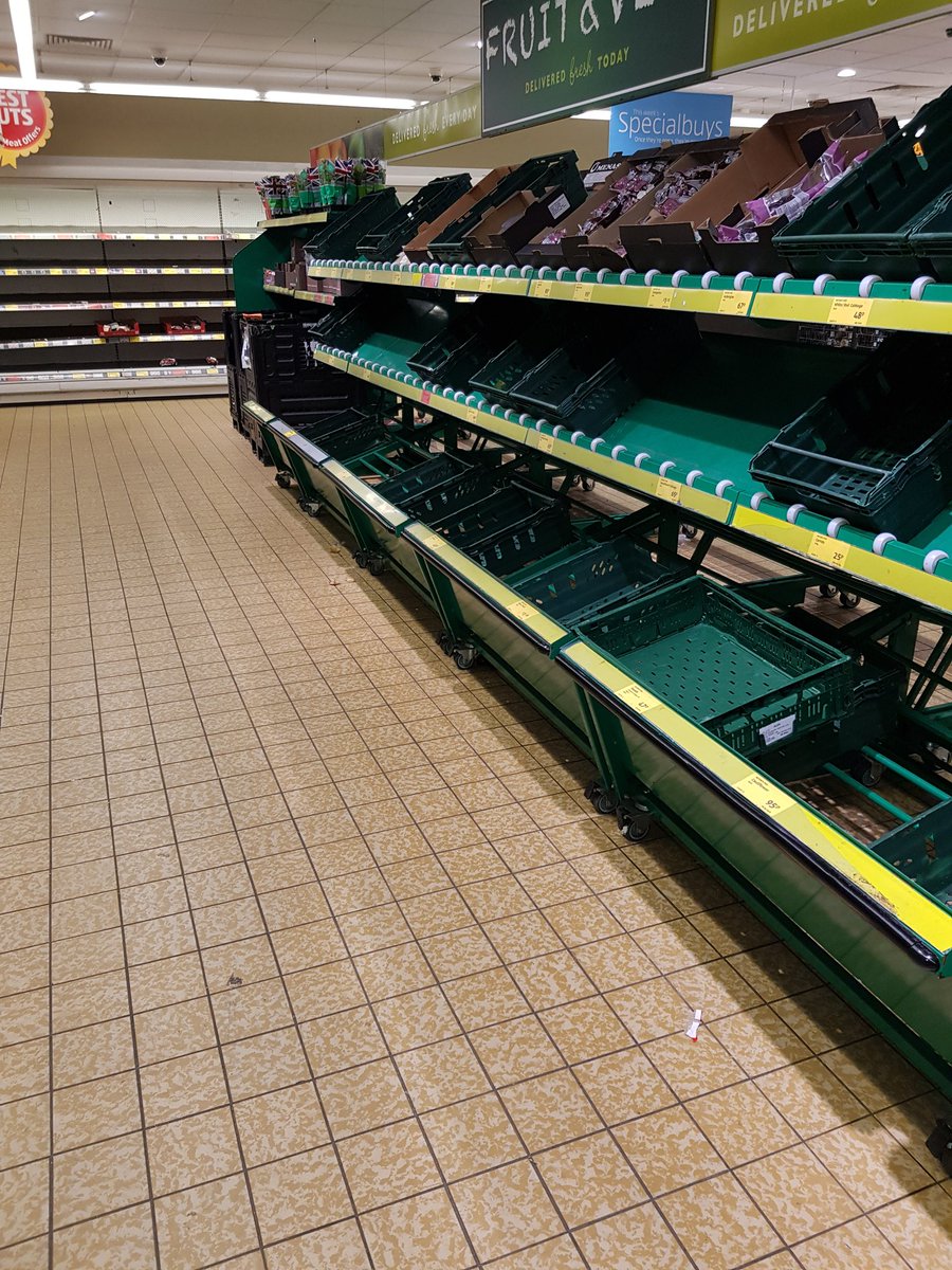 Maggy_PR's tweet photo. Seriously Britain!!??! You can actually walk on the white stuff. You will not get snowed in with a mere 40cm of snow in the places you can find it. What a waste of food. https://t.co/ePqjMJ4R4b