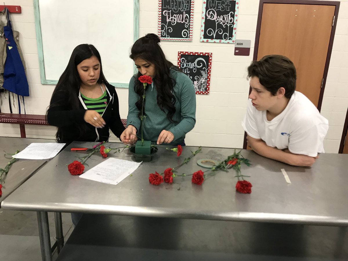 txflorist's tweet photo. RT @AgTeach_Sefcik: Our Floral Design students are preparing for their @txflorist certifications that are right around the corner! #westnation #groupwork #symmetricaldesign #learningtodo #bloominginthewest #DSD @westmustangs https://t.co/gPcuPIrFKE