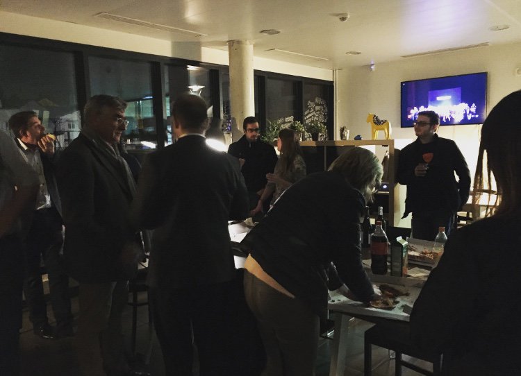 n_w_x's tweet photo. Et si on prenait le temps de bien se connaître « en vrai » ? #soireemembresNWX #Turnoffyourcomputer @CantineNWX 😍🍾🍕 https://t.co/vMT71fZwNt