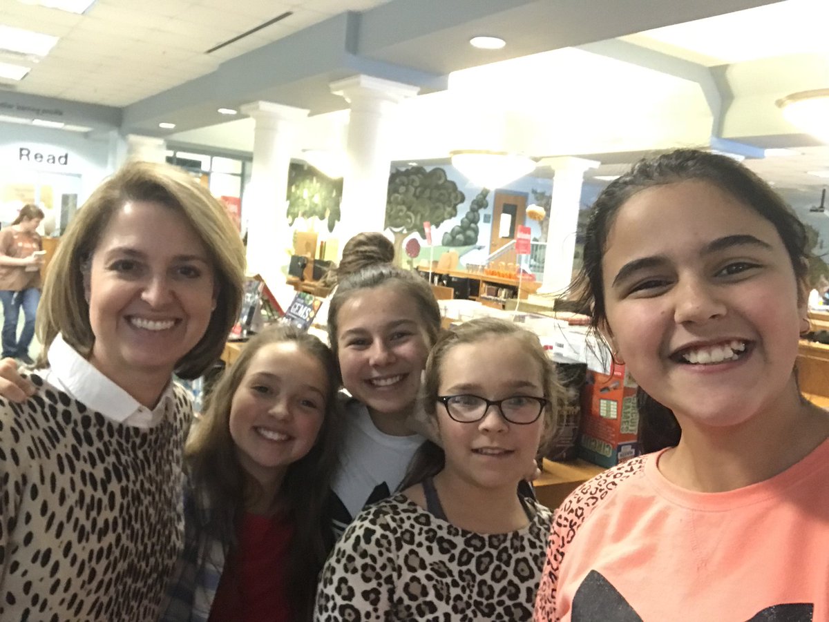RPESlibrary's tweet image. Animal print selfie!  🐯            #sixthgrade #bookfairfun