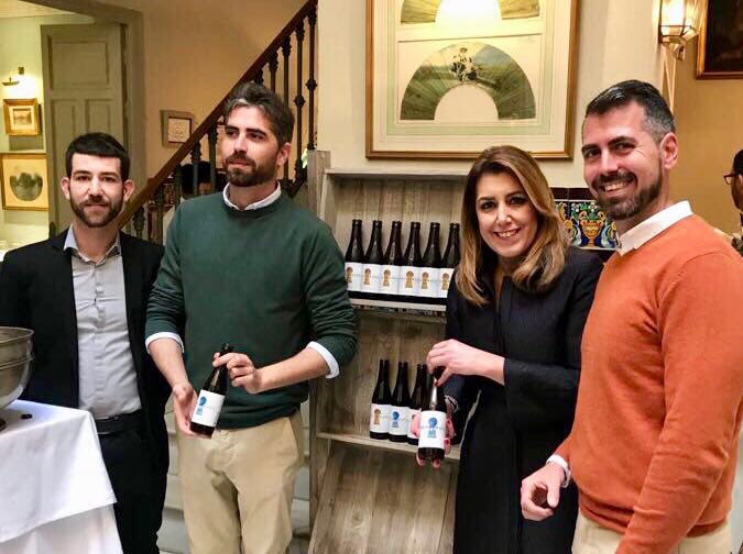 susanadiaz's tweet photo. Con unos jóvenes emprendedores que han creado @DesiderataBeer, una empresa pionera de Mairena del Aljarafe, #Sevilla, que distribuye al mundo su cerveza artesanal de fabricación propia. https://t.co/8X5twy7tqw
