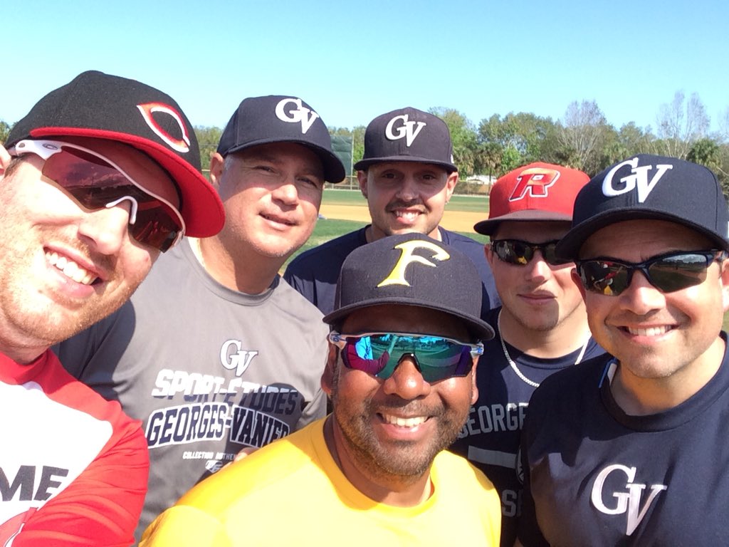 Verobeach2019's tweet photo. Les entraîneurs en attente du prochain groupe pour la pratique au bâton! ☀️⚾️🌴
#Universifier #NouveauMot https://t.co/2jdFYGeQ0b