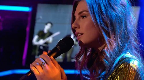 Kijkers krijgen massaal kippenvel van I.O.S.-cover <a href="/MAAN/">MAAN</a> in @dwdd #DeWereldDraaitDoor #DWDD - bit.ly/2EYF59N