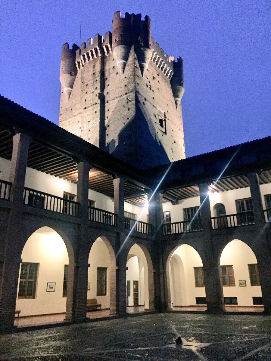 turvalladolid's tweet photo. @guiasviajar @viajeschavetas @Sinmapa_net @helloiamruben sienten la #historia y la #cultura en el @crvCastilloMota, emblema y corazón de la @RutaVinodeRueda @dorueda @AyuntamientoMDC @Dip_Va #ValladolidEsVino https://t.co/dDrHxH6nqw