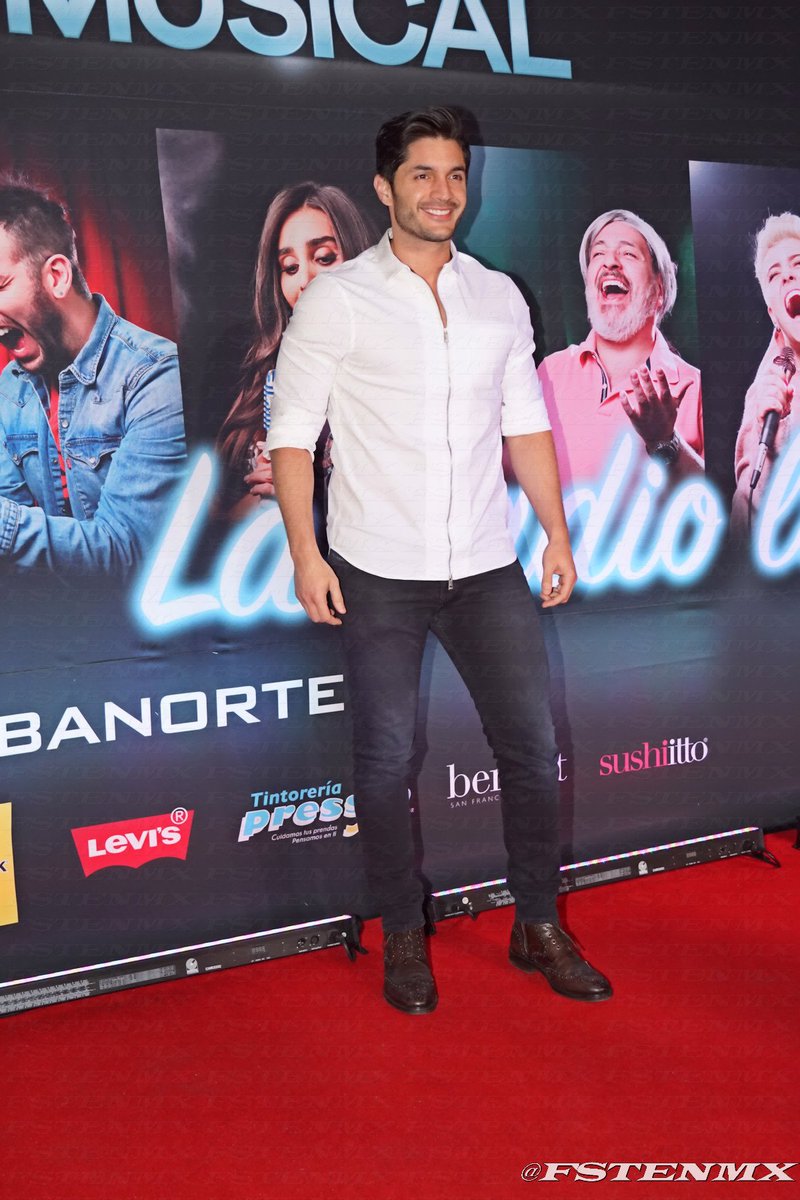 FSTENMX's tweet photo. #Fotos de @danielelbittar en #AlfombraRoja de @los40elmusical en el @ForoChapultepec
#FSTENMX #RedCarpet #Music #Música #Musical #ForoChapultepec #Los40MX #Los40ElMusical #DanielElbittar https://t.co/62L0eq5K6t